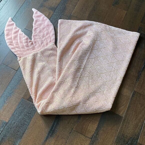 Pillowfort mermaid tail blanket pink gold soft fuzzy cozy girls - Picture 1 of 7